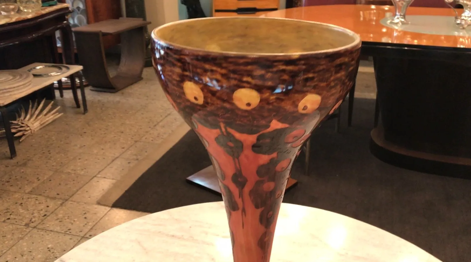 Vista di antiquariato vetro firmato Le Verre in ambientazione vintage