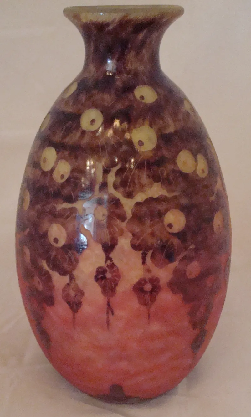 Ein antikes, signiertes Glas von Le Verre mit lebhaften Farben und floralen Motiven.