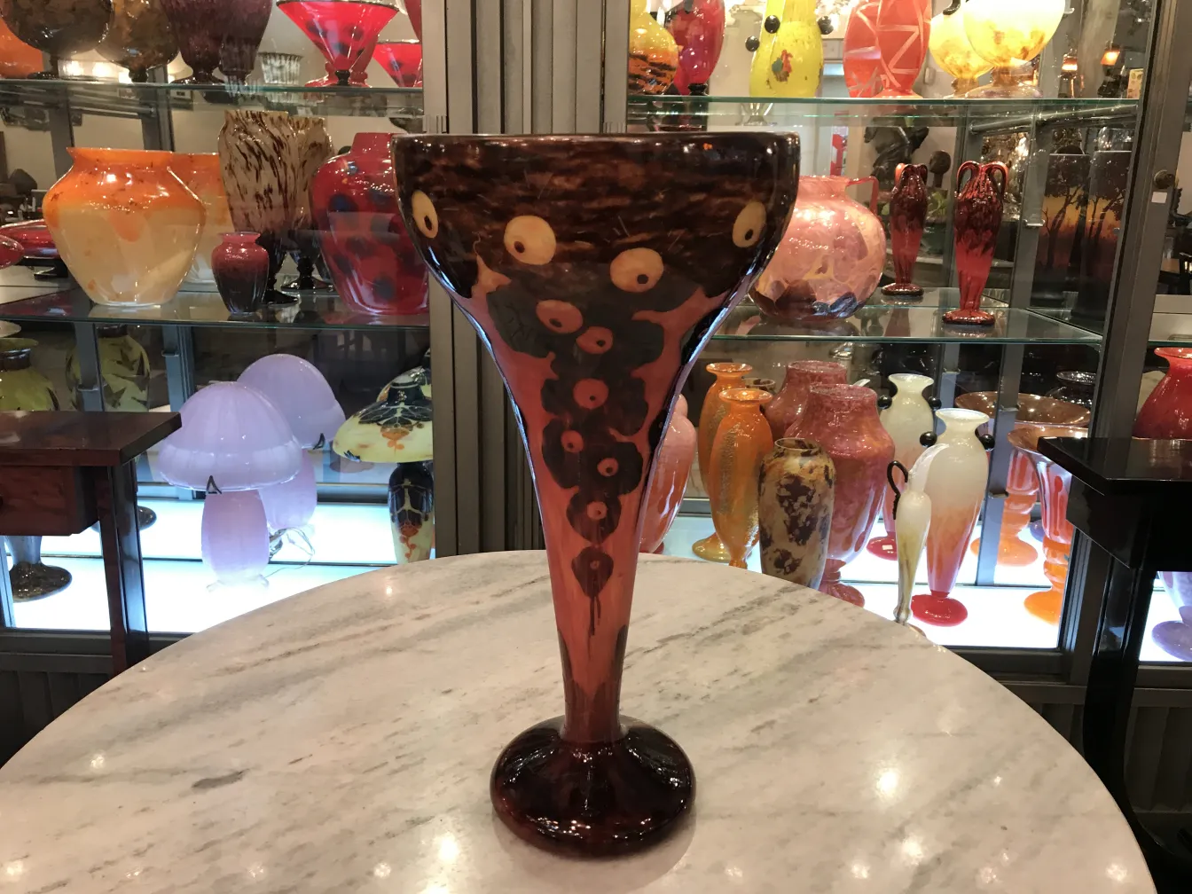 Vase ancien avec des détails décoratifs et des couleurs vives