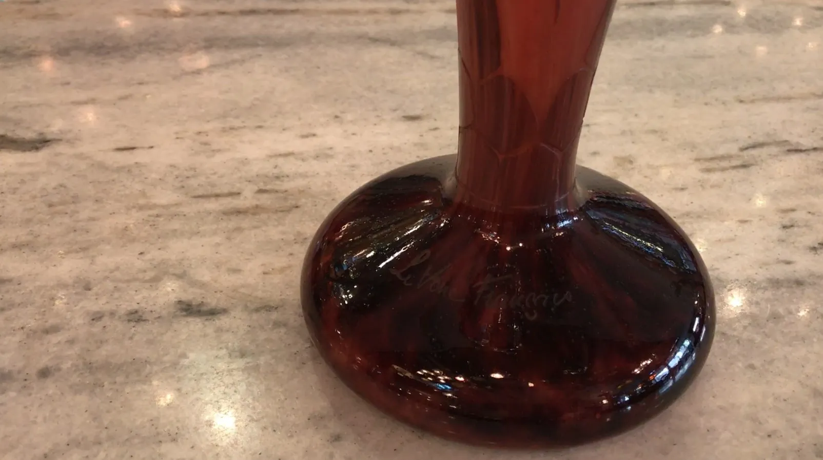 古董签名玻璃，Le Verre，优雅设计，深色底。