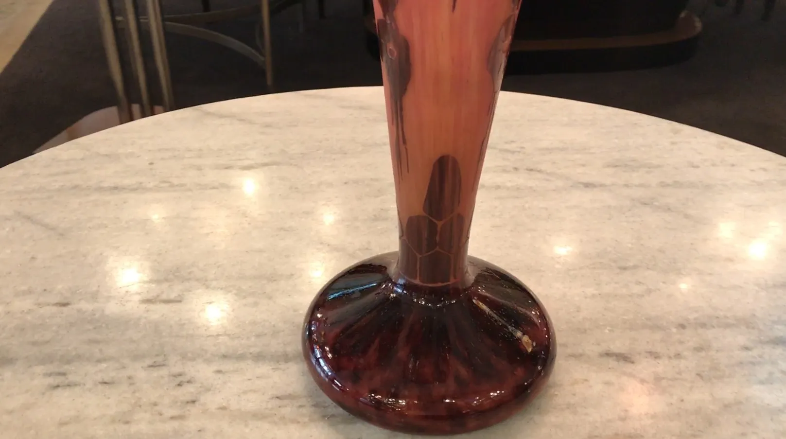 Vidrio antiguo firmado Le Verre de estilo francés, elegante base.