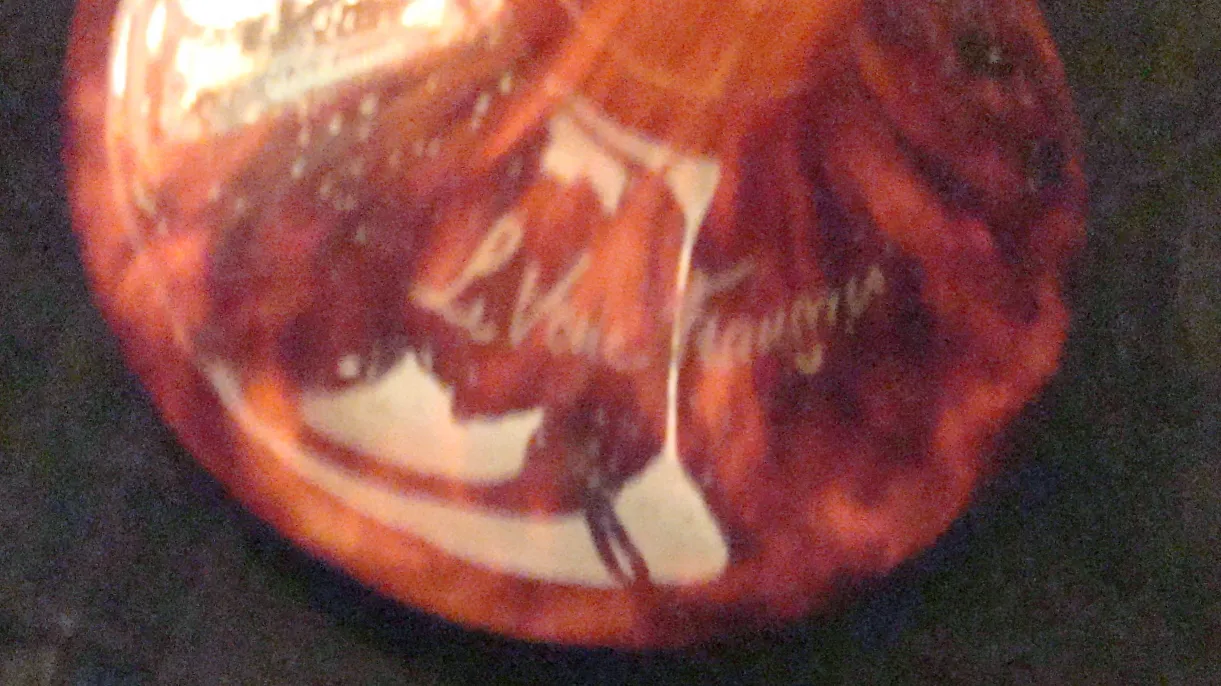 Vetro firmato Le Verre con incisione elaborata, antichità con dettagli visivi.