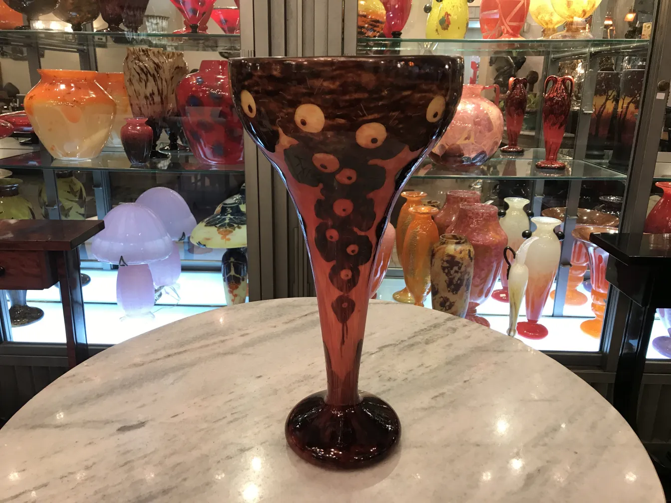 装饰性签名玻璃花瓶Le Verre，周围陈列着古董作品。