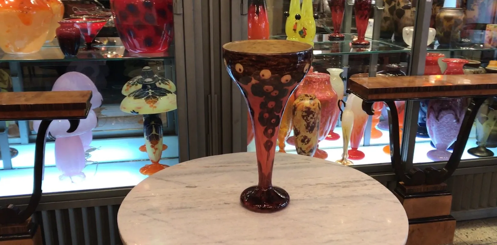 ग्लास पर हस्ताक्षरित Le Verre रंग-बिरंगी डिज़ाइन के साथ प्रदर्शन में।