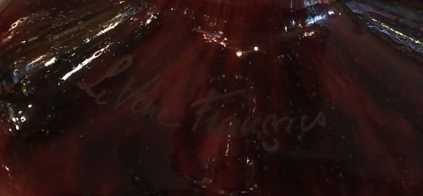 Vidro antigo assinado com o nome Le Verre, design elegante.