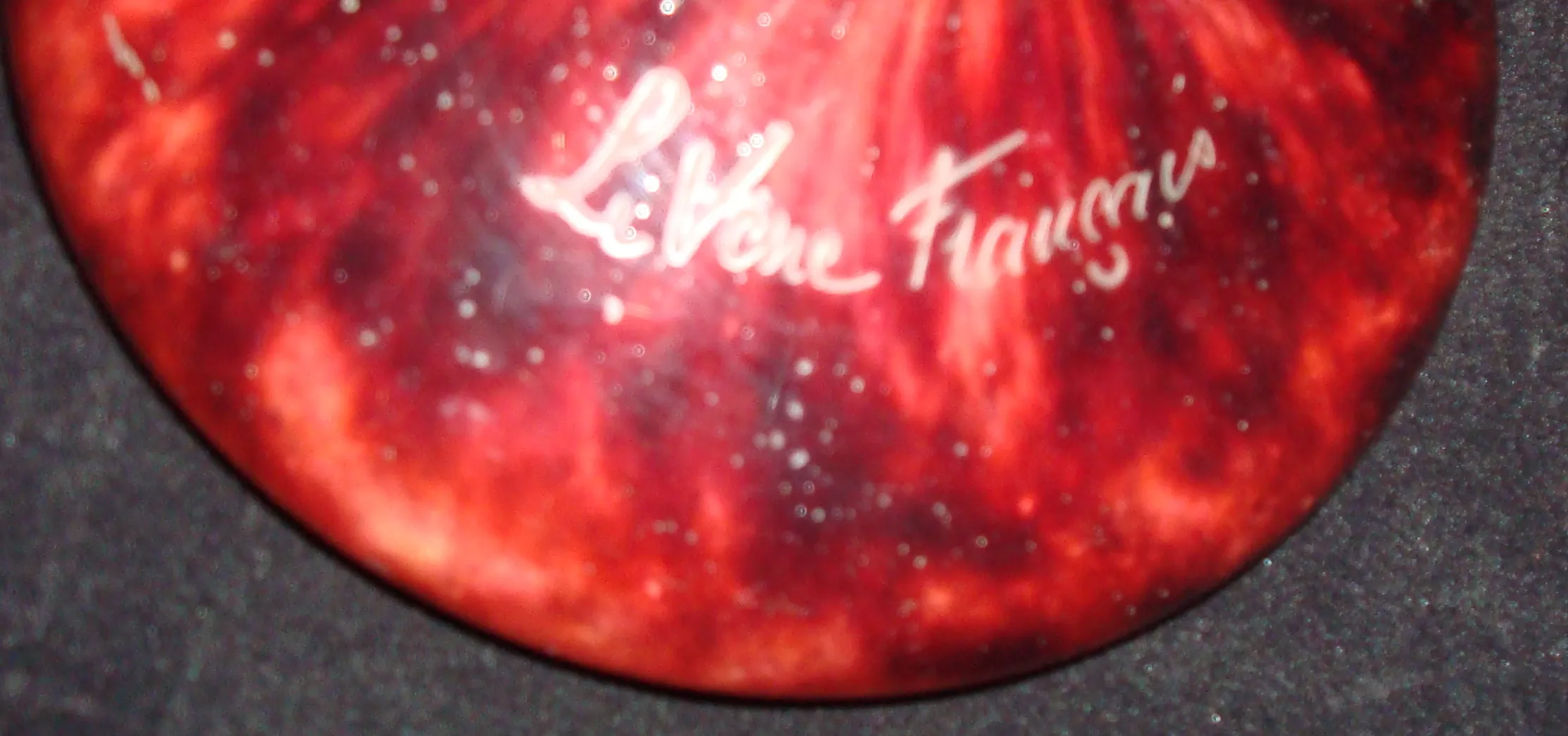 Verre signé Le Verre en rouge frappant avec une signature claire.