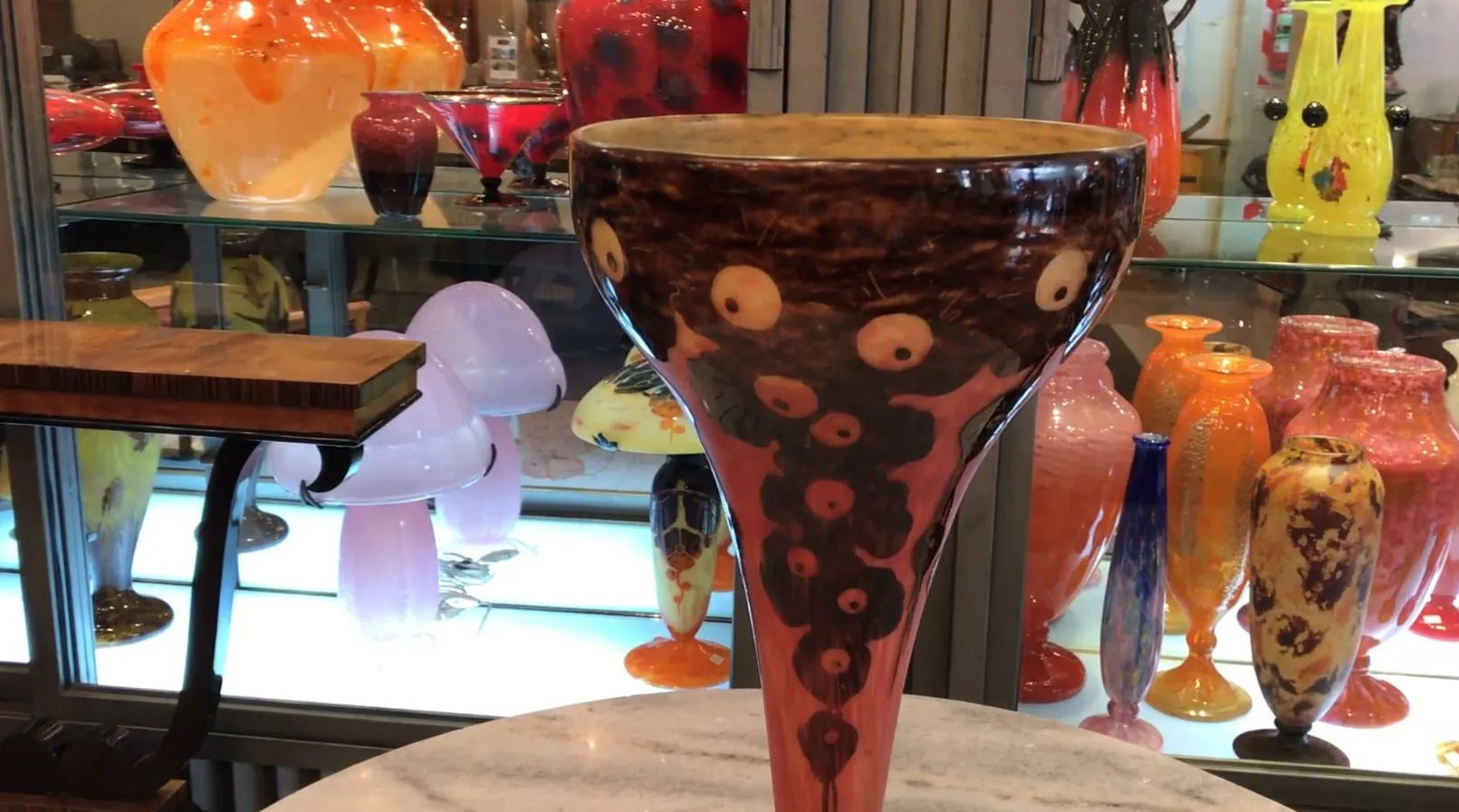 Vaso con design unico e colori vivaci, antiquariato.