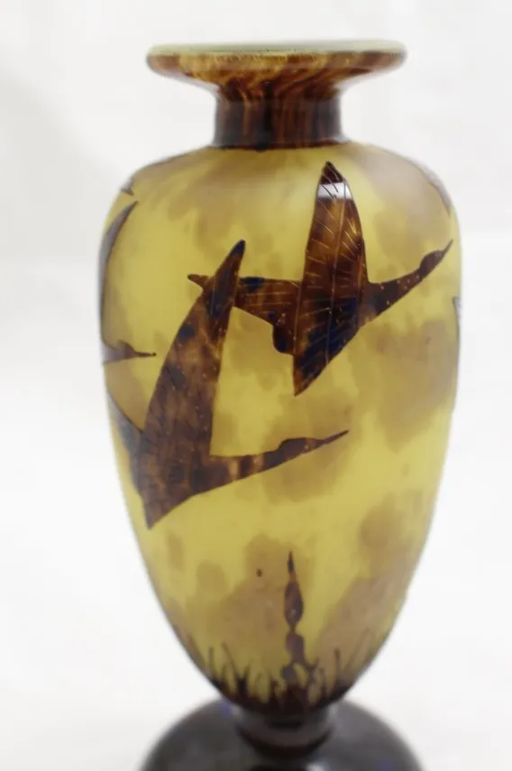 gelbe vase mit vogeldesign in antikem glas