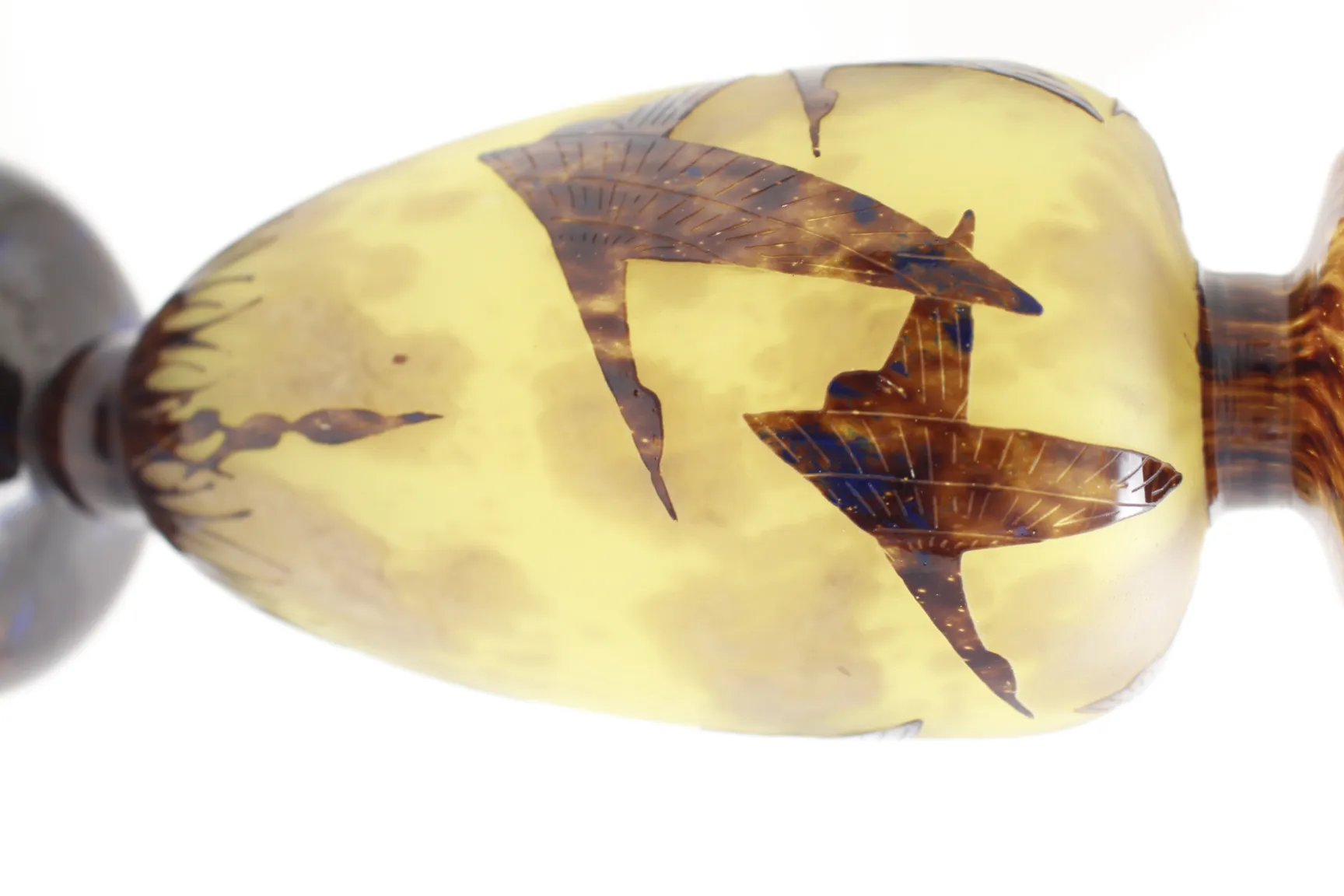 Vidro assinado Le Verre com designs marrons e amarelos, decoração artística.