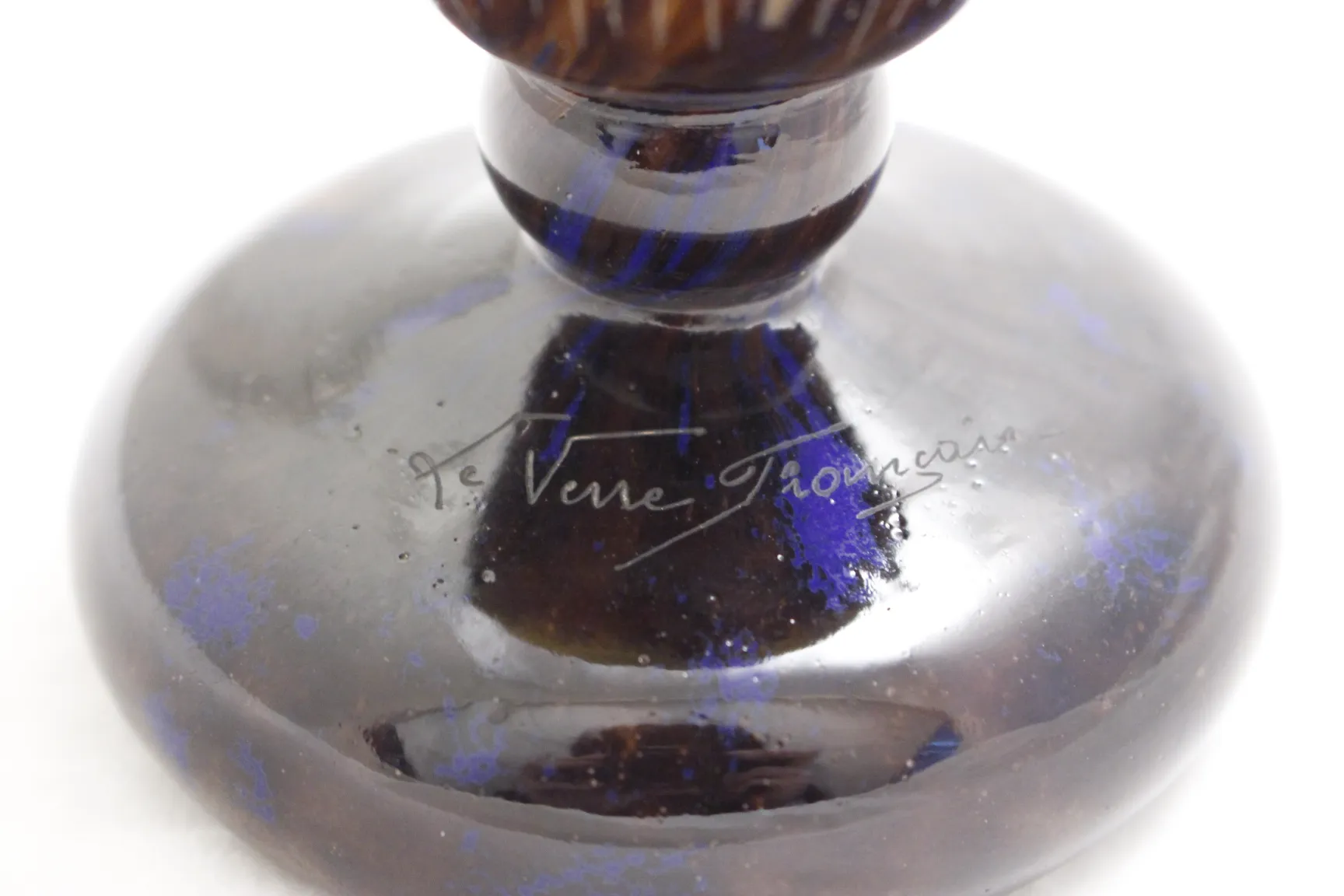 vidrio antiguo con firma le verre, colores azul y marrón, ambiente elegante