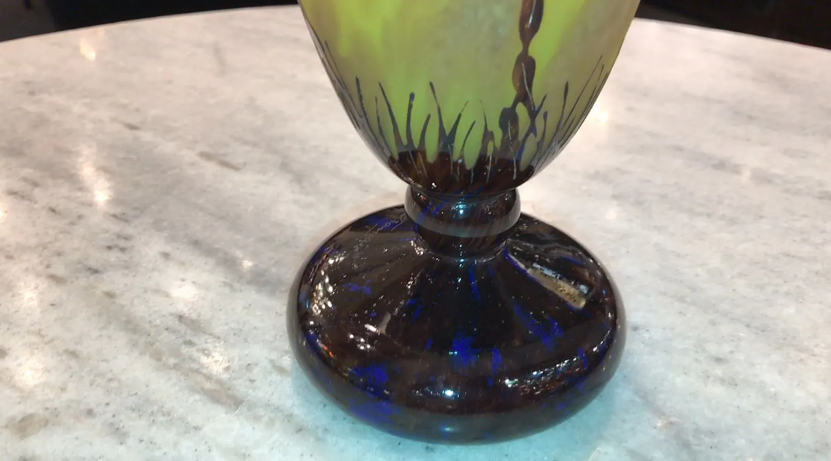 Antiquariato vetro firmato Le Verre con dettagli alla base.