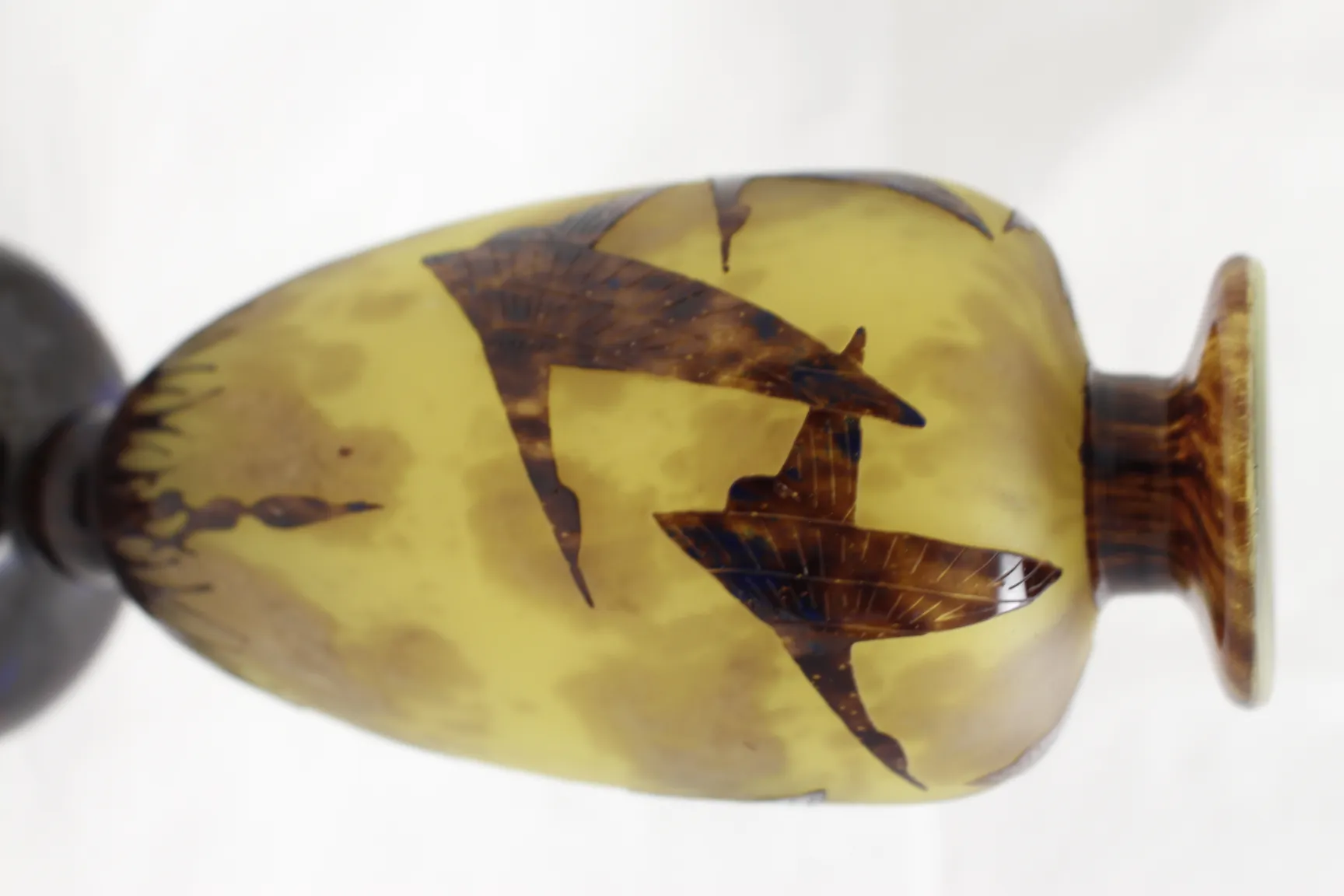 Antigüedad vidrio firmado Le Verre con diseño decorativo en interiores