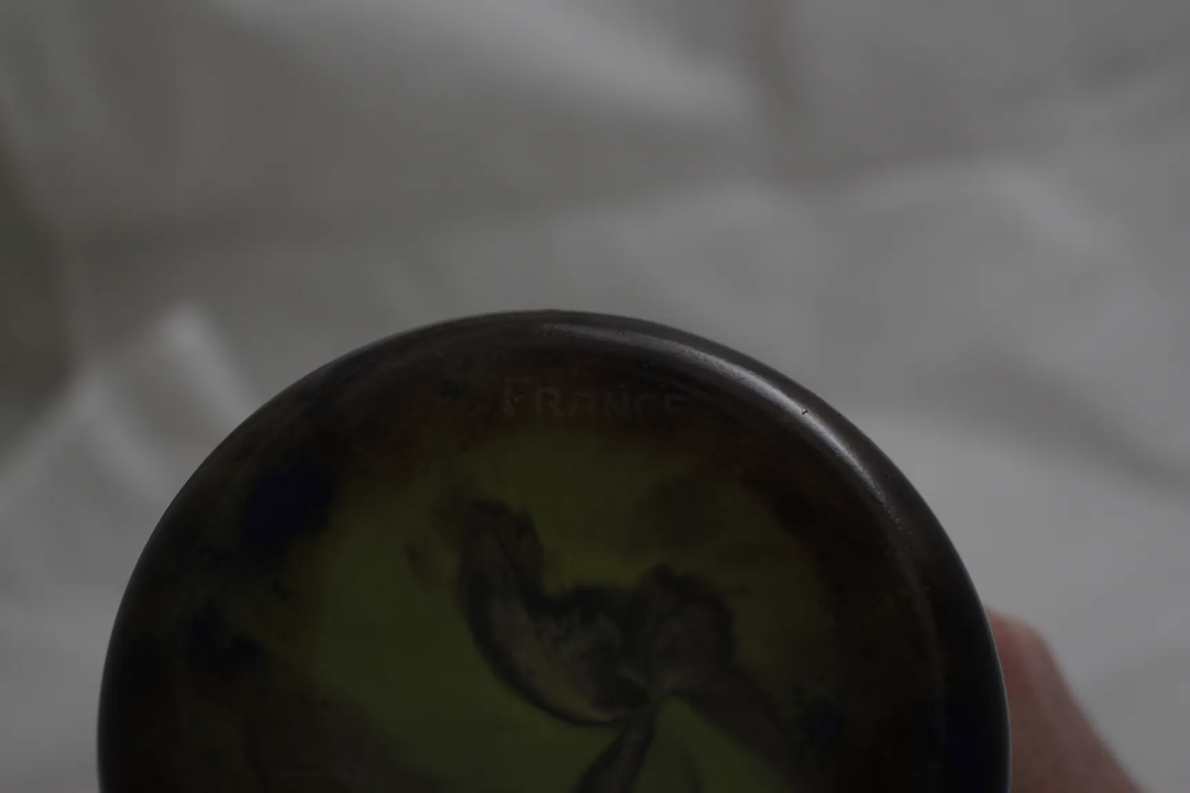 Vidro assinado Le Verre com padrão floral, fundo neutro