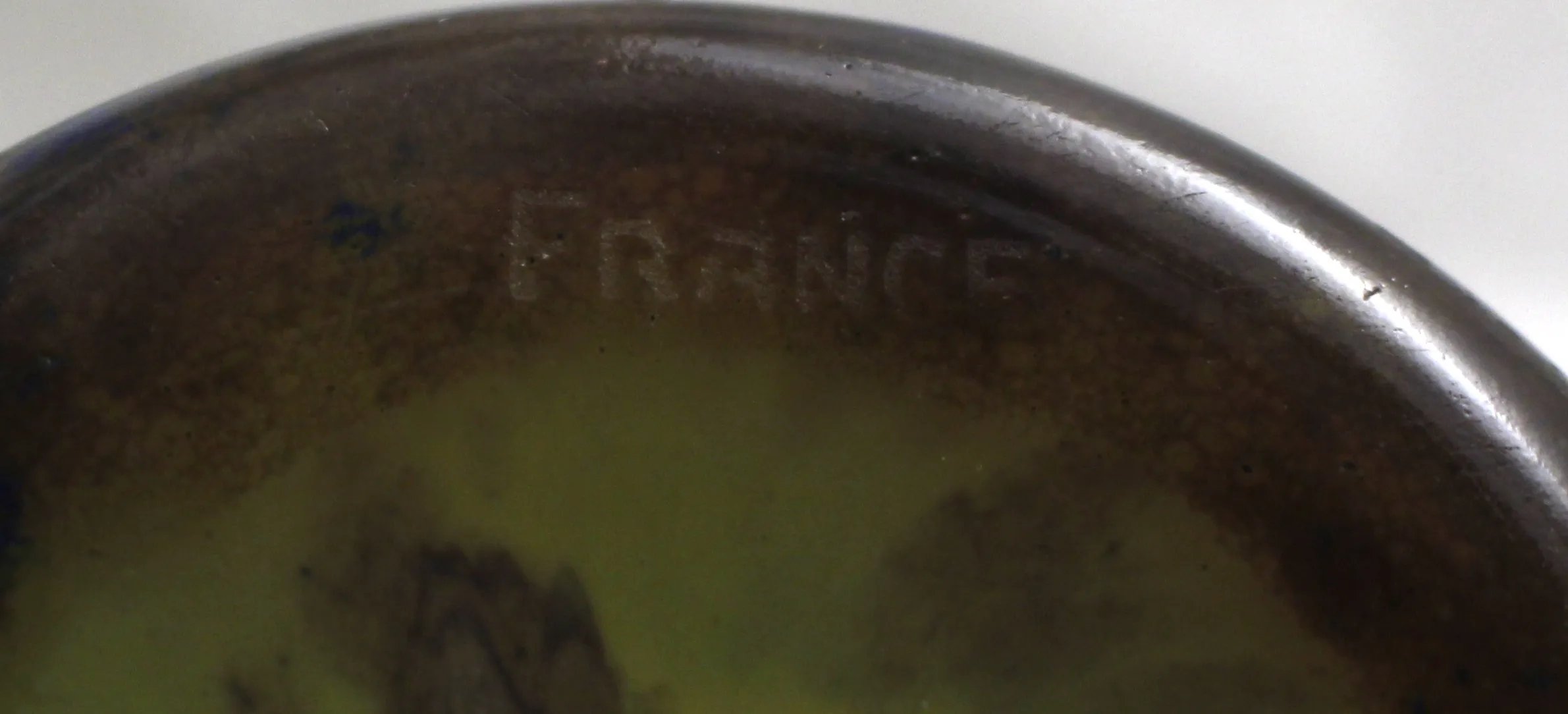 زجاج موقّع Le Verre مع تفاصيل قديمة، خلفية مزينة.