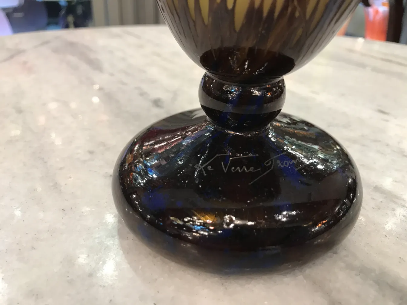 Base di un vetro firmato con il nome Le Verre, dettagli decorativi.