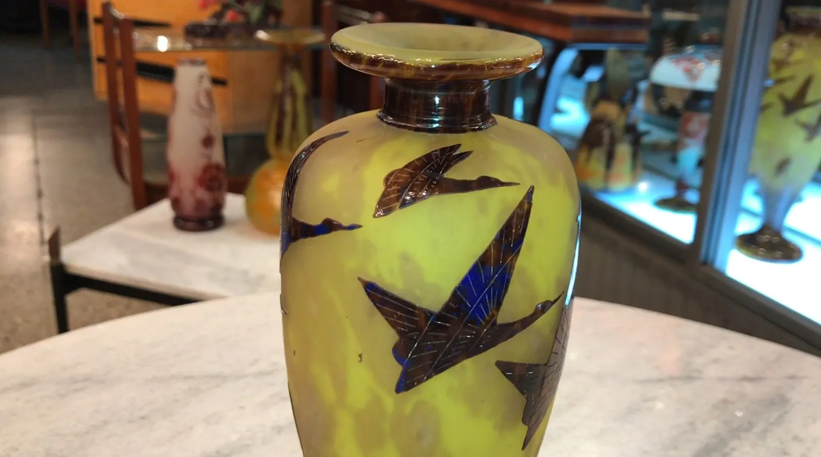 antike Glasvase mit Vogelmotiv in gelber Farbe