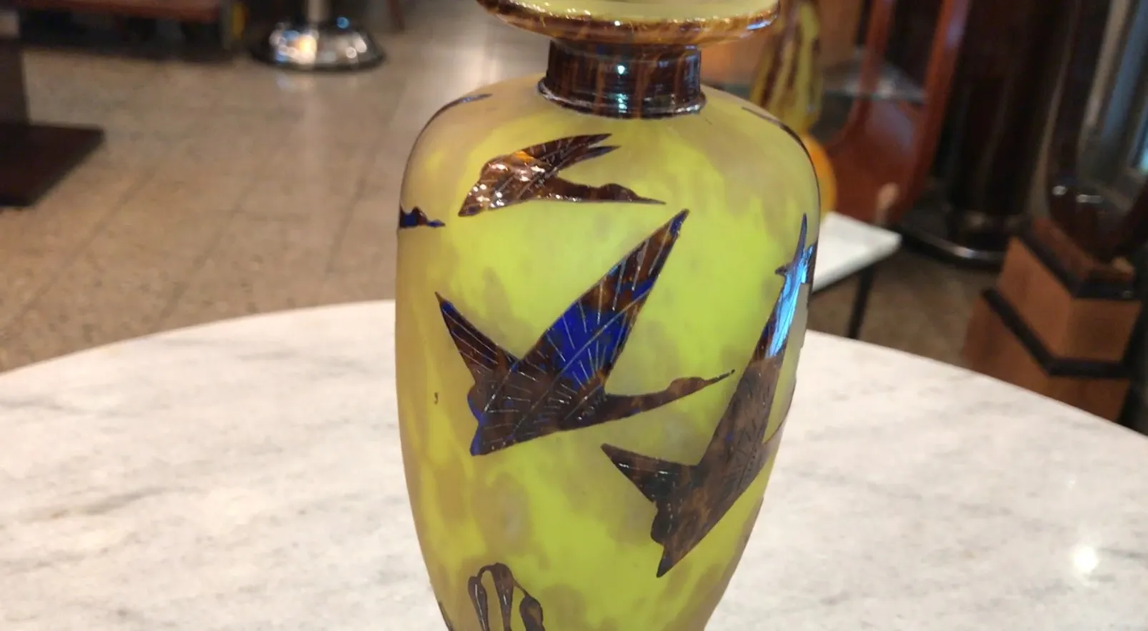 Antiquità vetro firmato Le Verre con decorazione dipinta