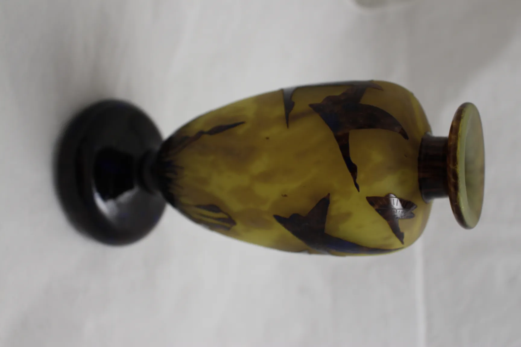 Verre signé Le Verre avec motif décoratif en jaune et noir