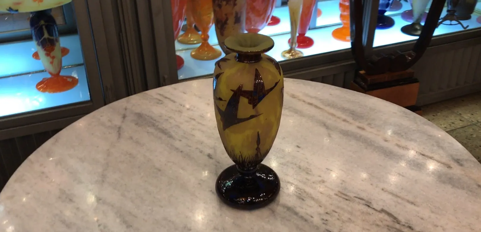 Vaso antiguo de vidrio firmado Le Verre con diseño