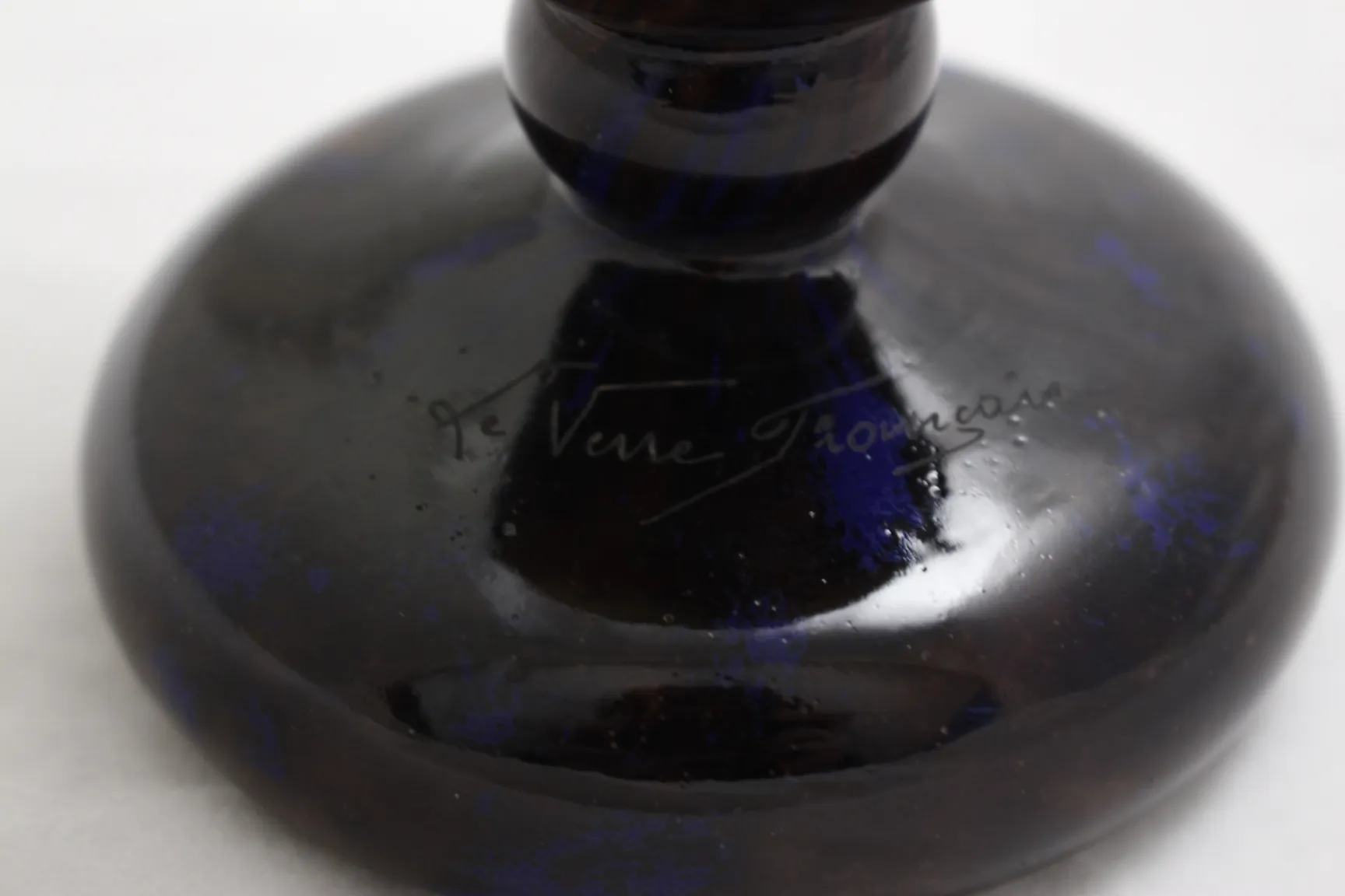 زجاج قديم يحمل توقيع Le Verre بلون داكن