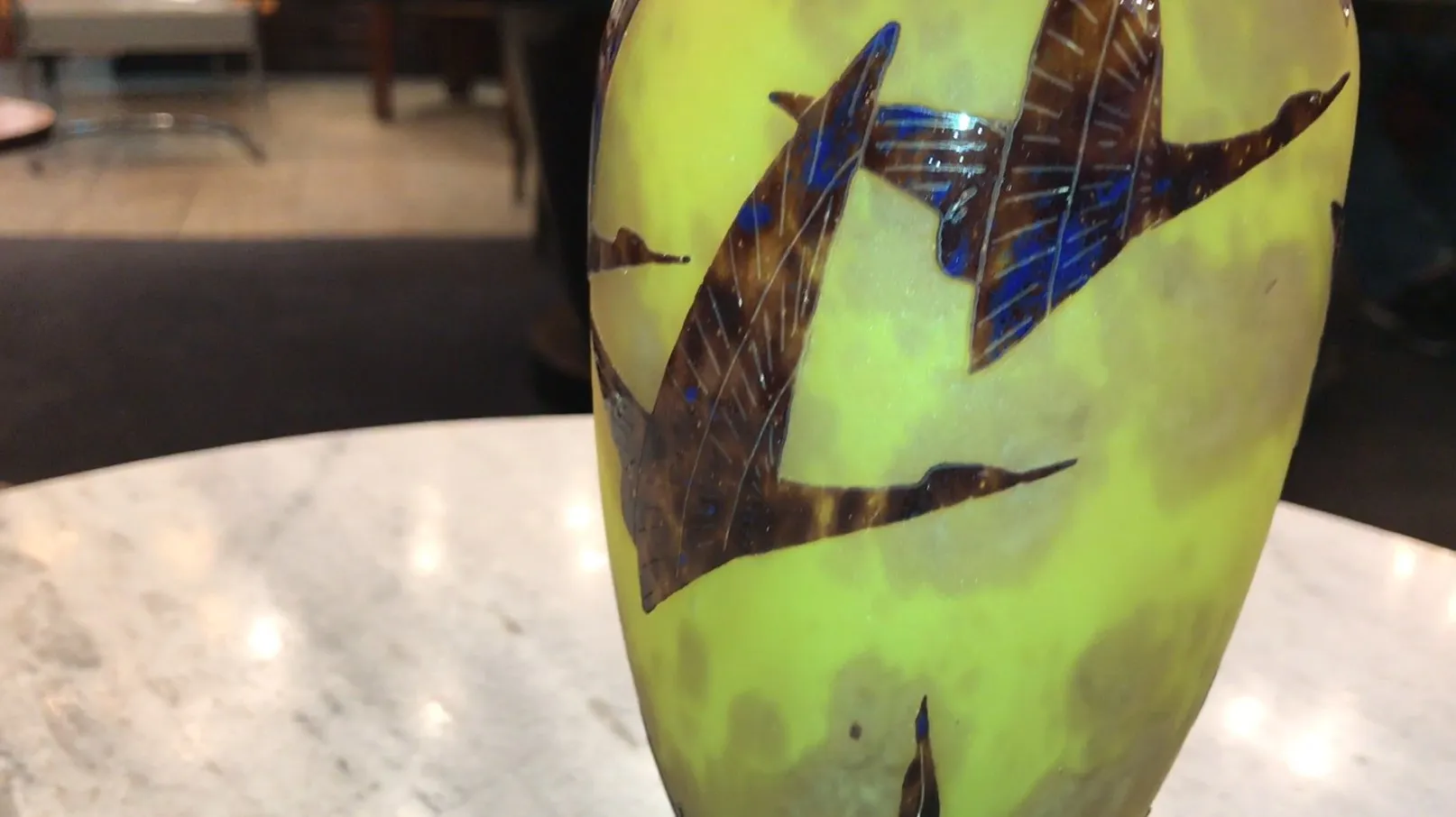 vidrio antiguo firmado con diseños de aves en tonos amarillos y marrones