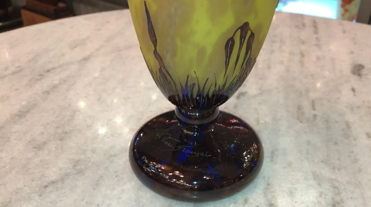 vetro firmato con base scura e decorazioni blu, antico