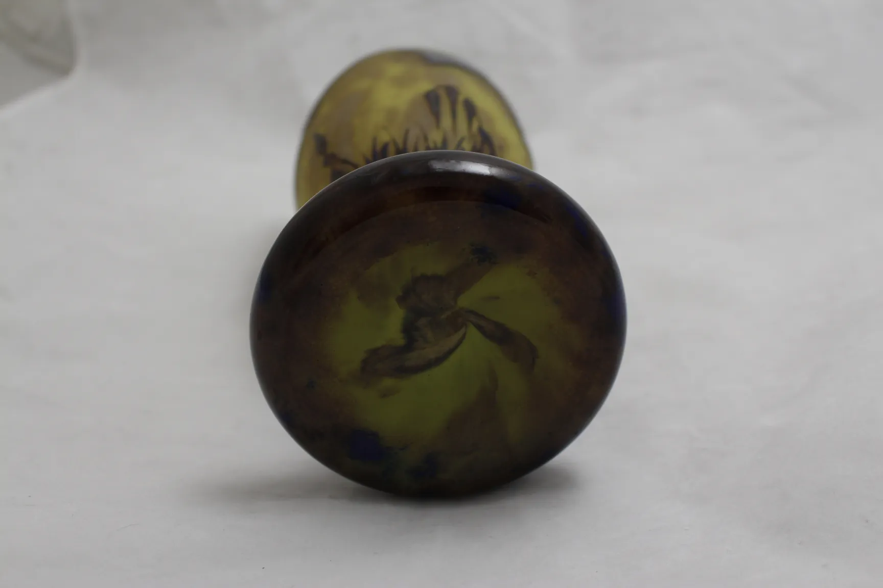 SIGNED GLASS Le Verre displaying vibrant patterns in a neutral setting.