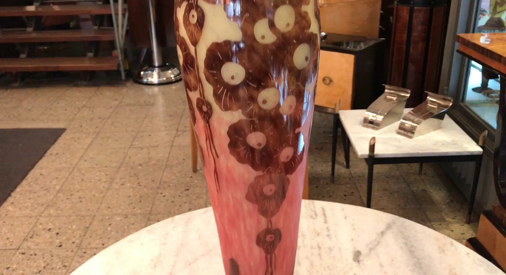 古董签名玻璃，粉色调花卉装饰