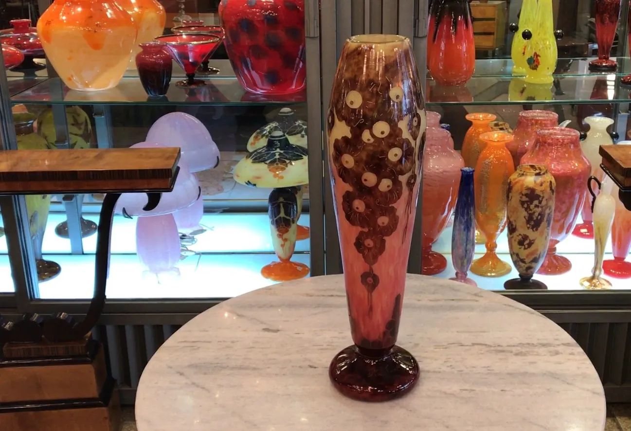 Bellissimo vetro firmato Le Verre con dettagli floreali, in un ambiente antico colorato