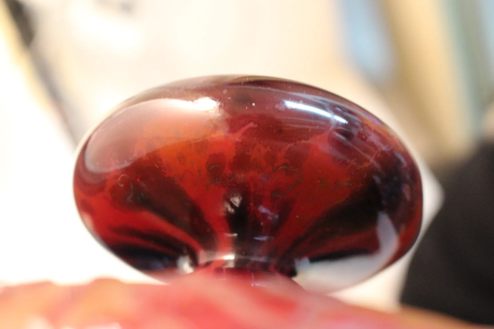 Vidrio antiguo firmado de Le Verre, color rojo intenso, brillante, con detalles visuales atractivos.