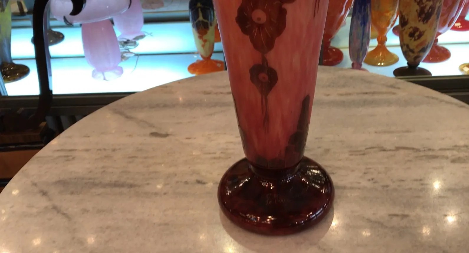 Antiguo vaso de vidrio firmado Le Verre francés, diseño floral