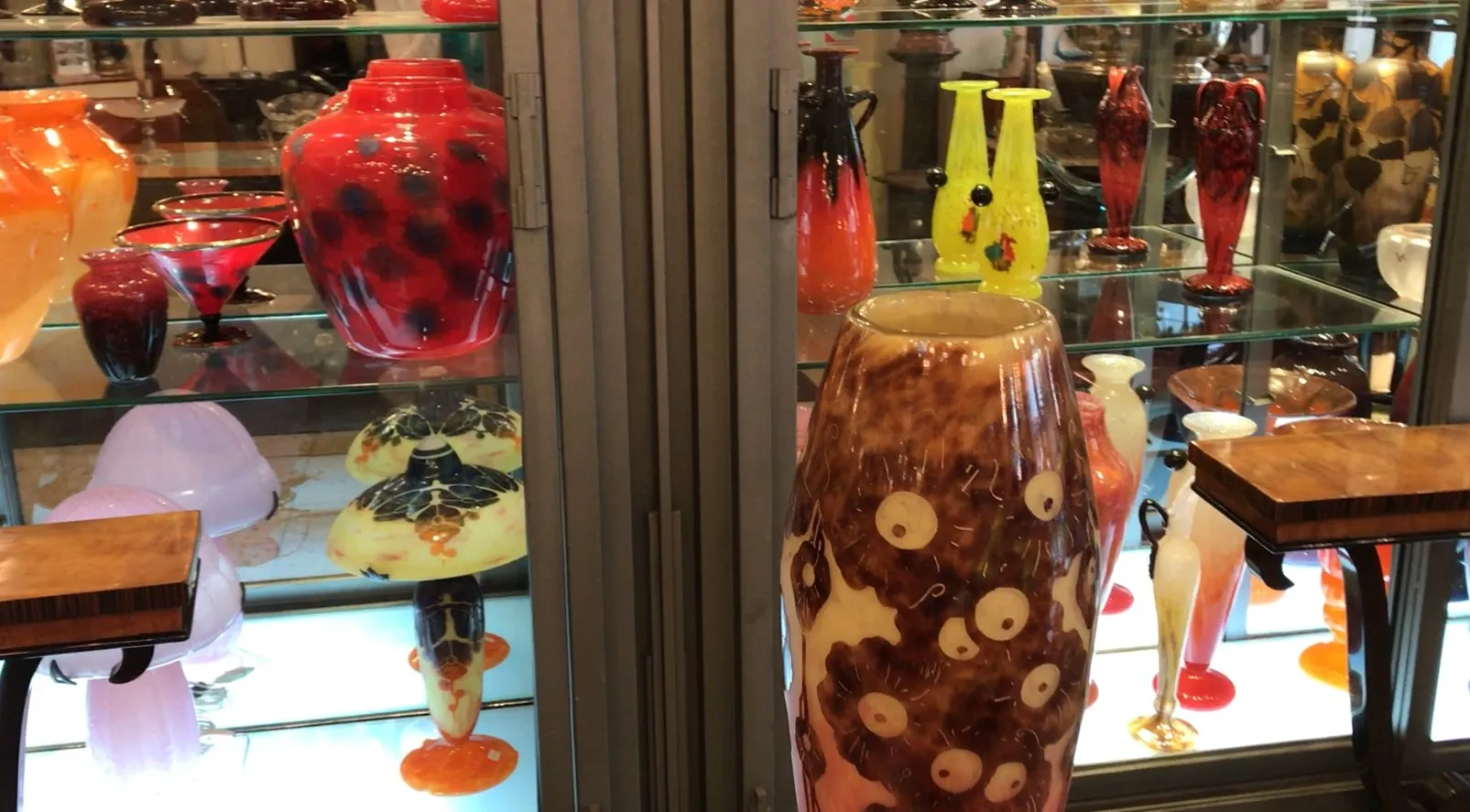 Verre signé Le Verre ancien avec des couleurs vives sur l'étagère.