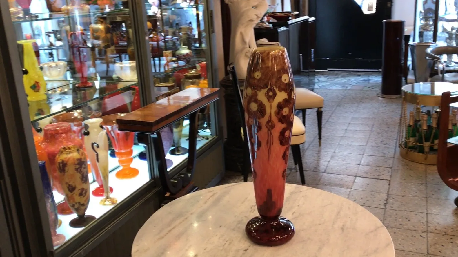 Antigüedad vidrio firmado Le Verre, decorativo y colorido, exhibido en una tienda