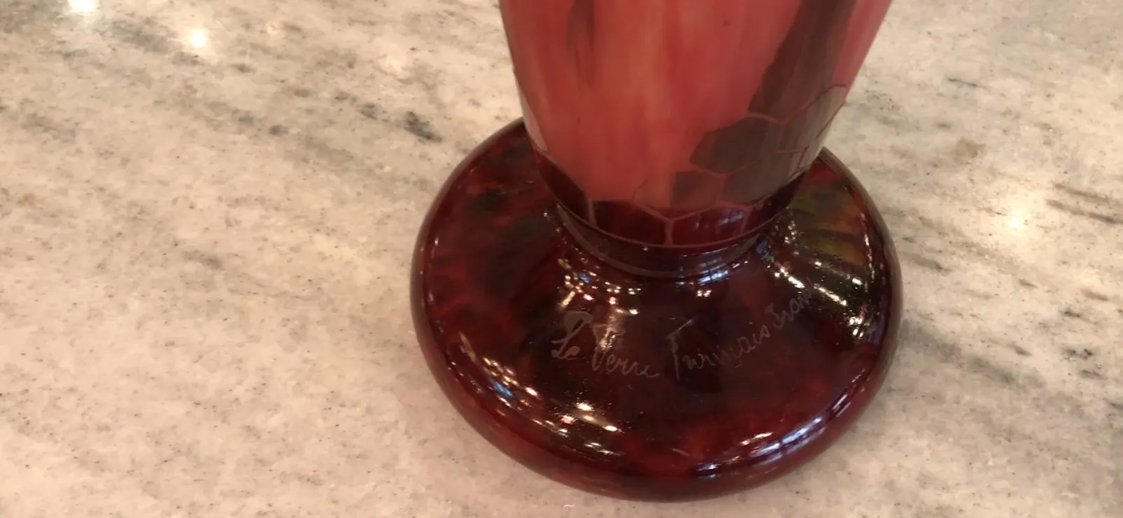 Antikes signiertes Glas Le Verre mit dekorativem Fuß, hellem Hintergrund.