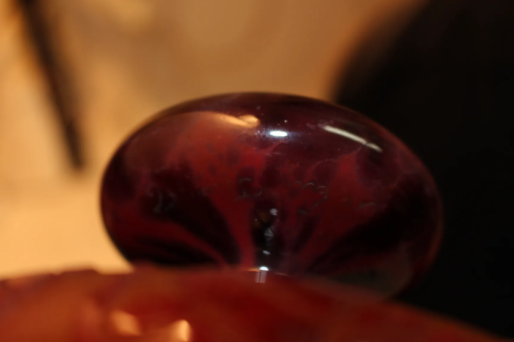 サイン入りグラス（Le Verre）のクローズアップ、色とりどりの詳細付き。