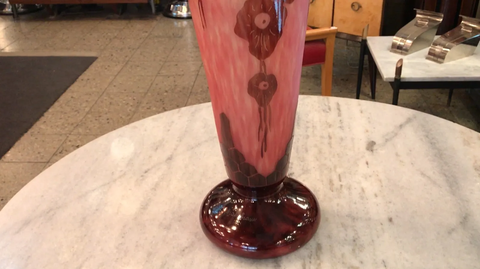 Antiguo vaso de vidrio firmado Le Verre en color rosa.