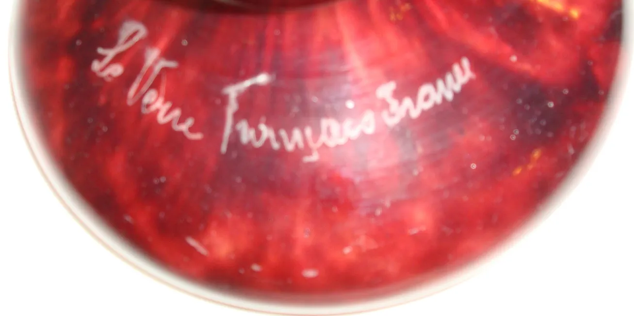 Signed glass Le Verre, detail of the antique signature.