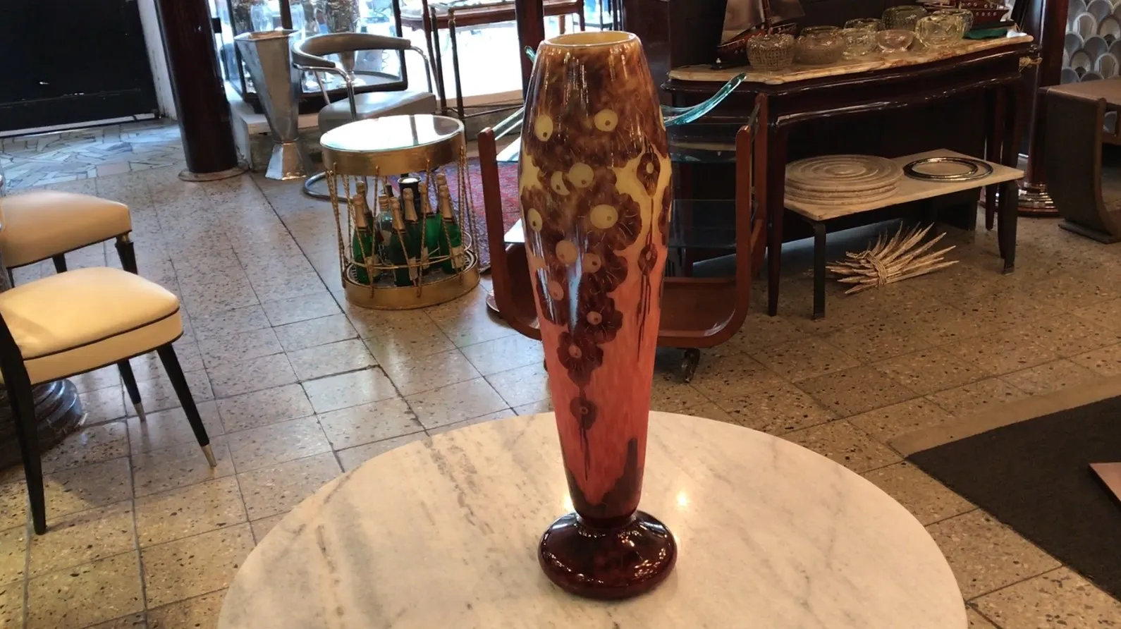 Antiker Behälter aus signiertem Glas Le Verre mit floralen Mustern.