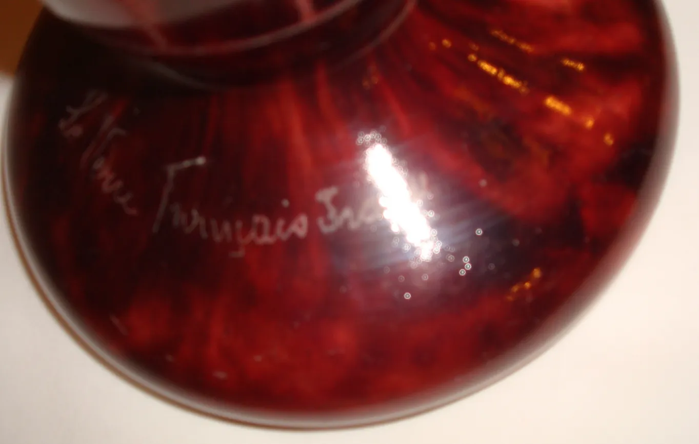 Vidrio antiguo firmado con diseño elegante en rojo y dorado