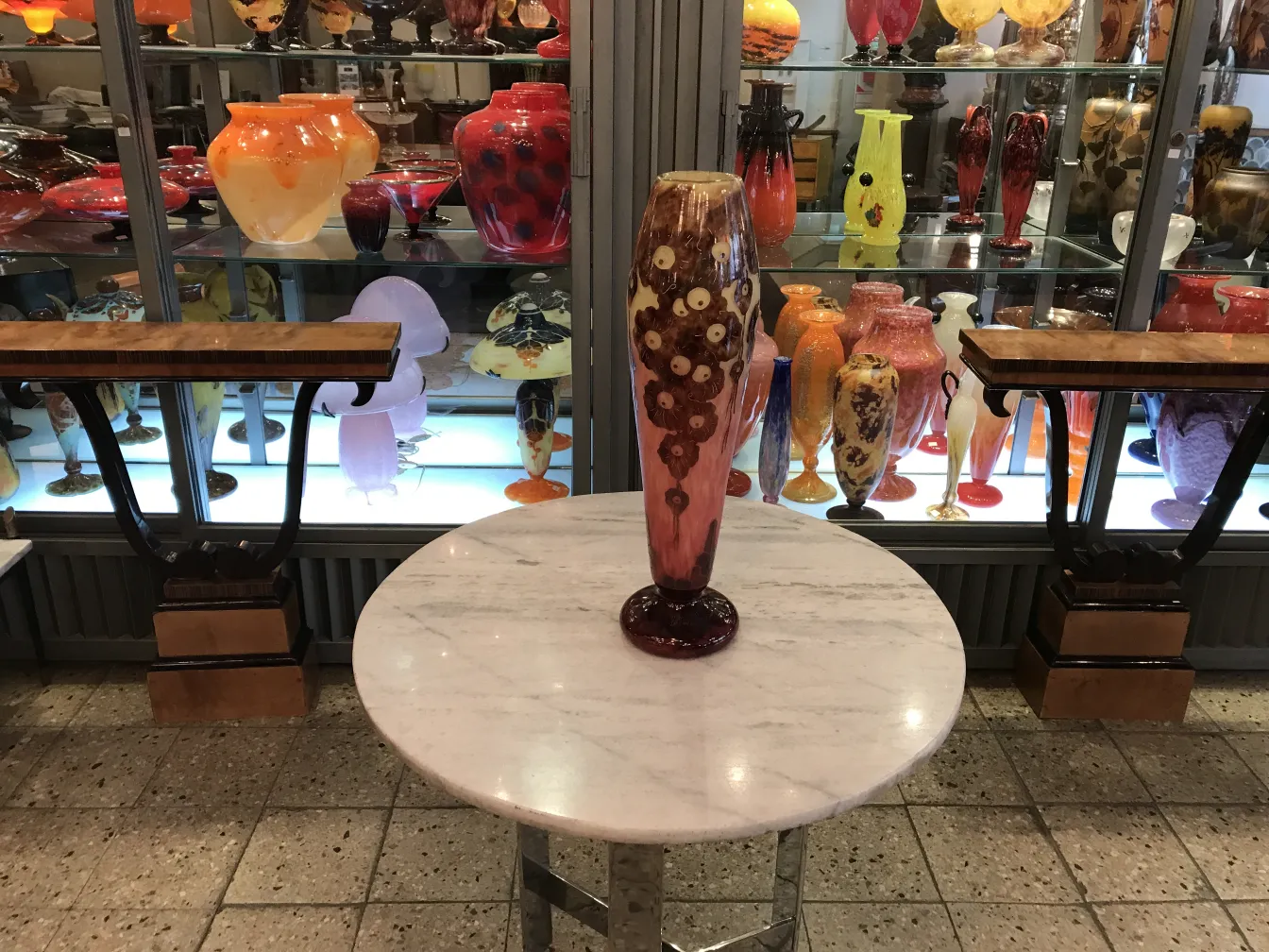 Vaso decorativo antico in vetro firmato Le Verre con motivi colorati.