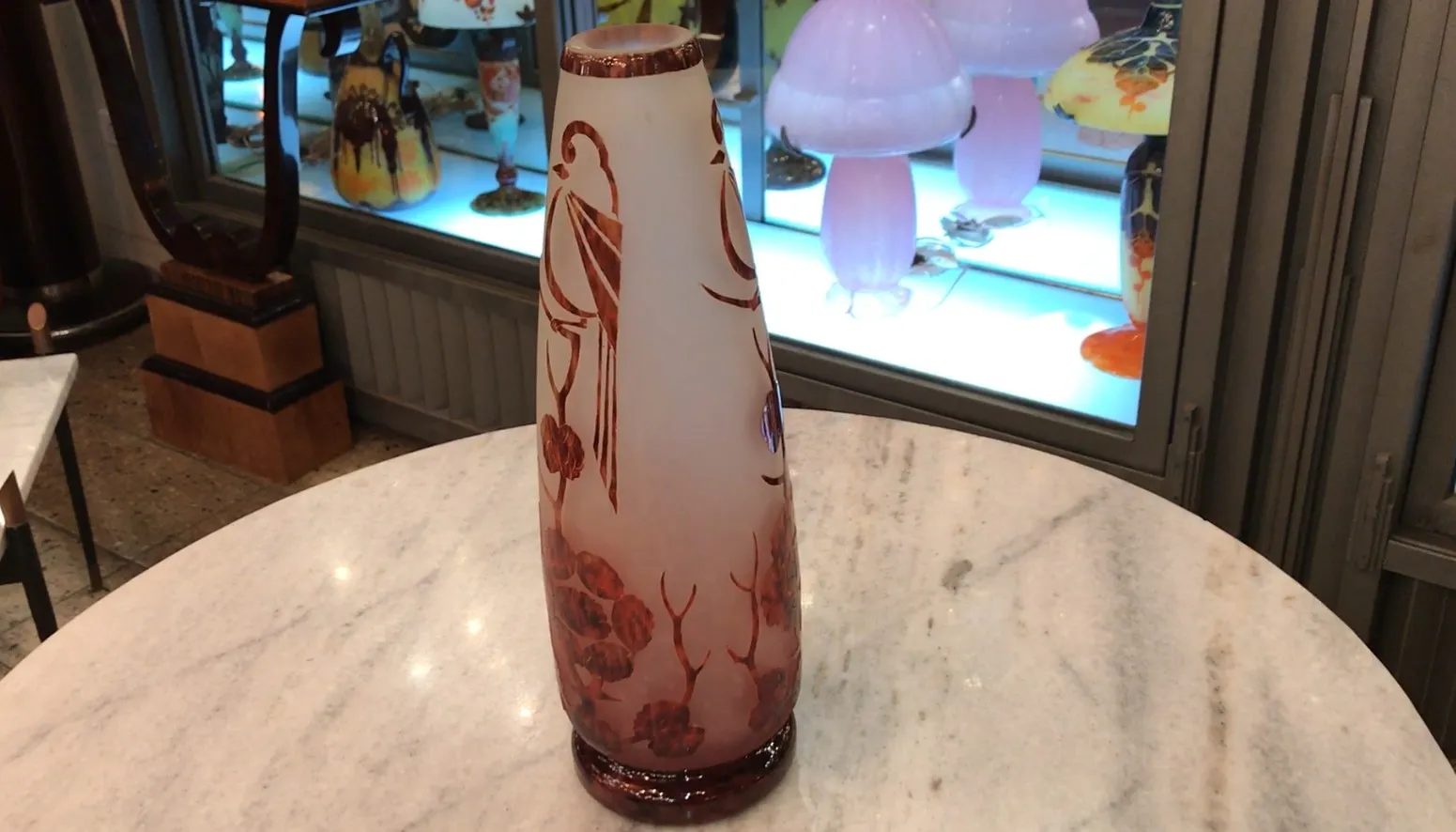 Antichità vetro firmato Le Verre con decorazioni floreali