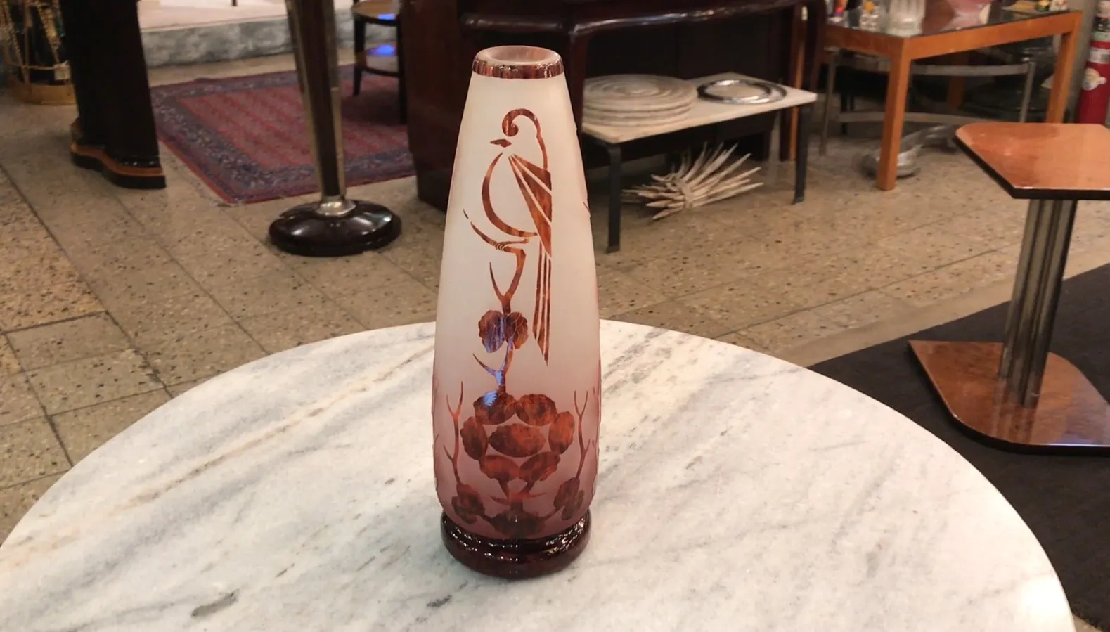 Garrafa de vidro antiga assinada le verre com design floral