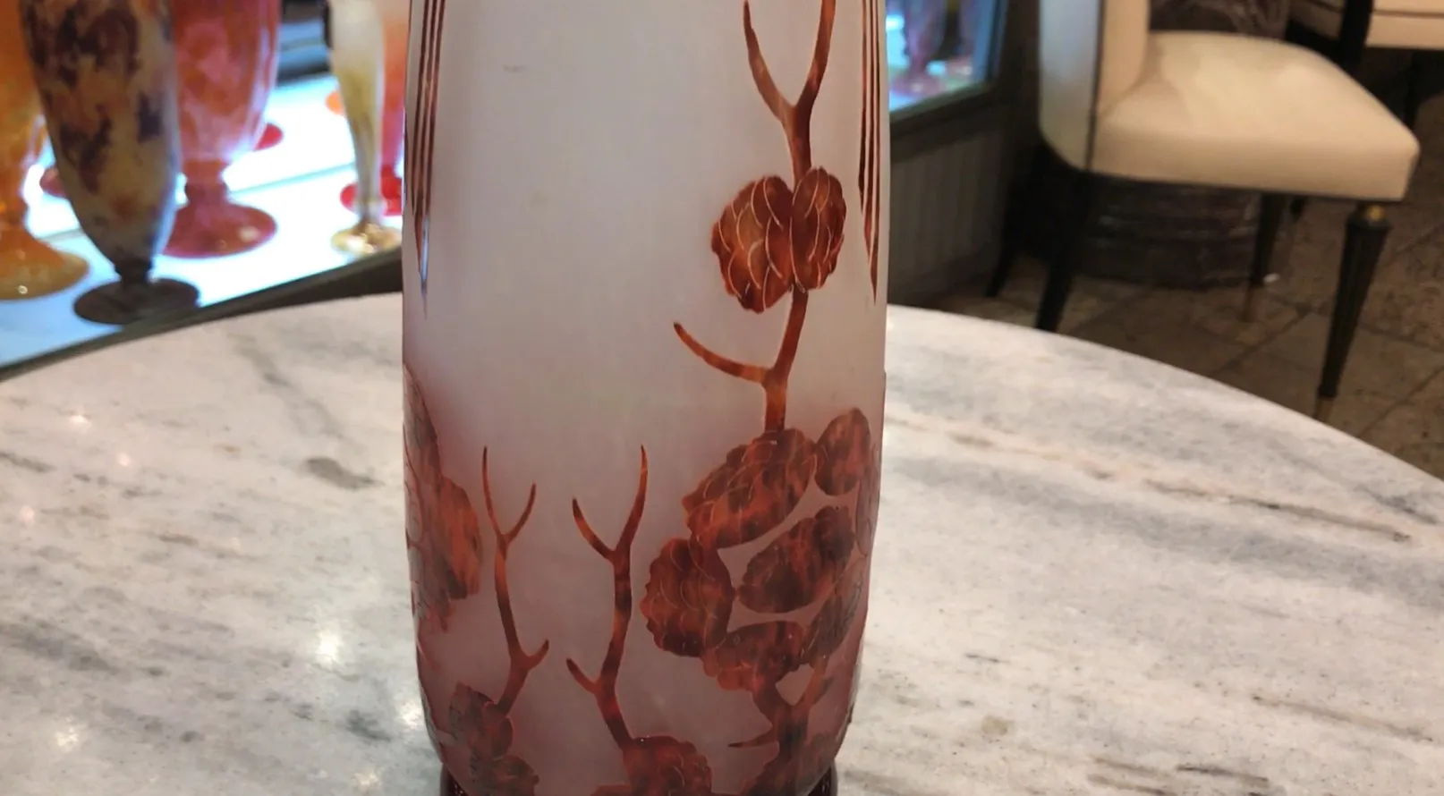 Античное подписанное стекло Le Verre с цветочным узором на светлом фоне