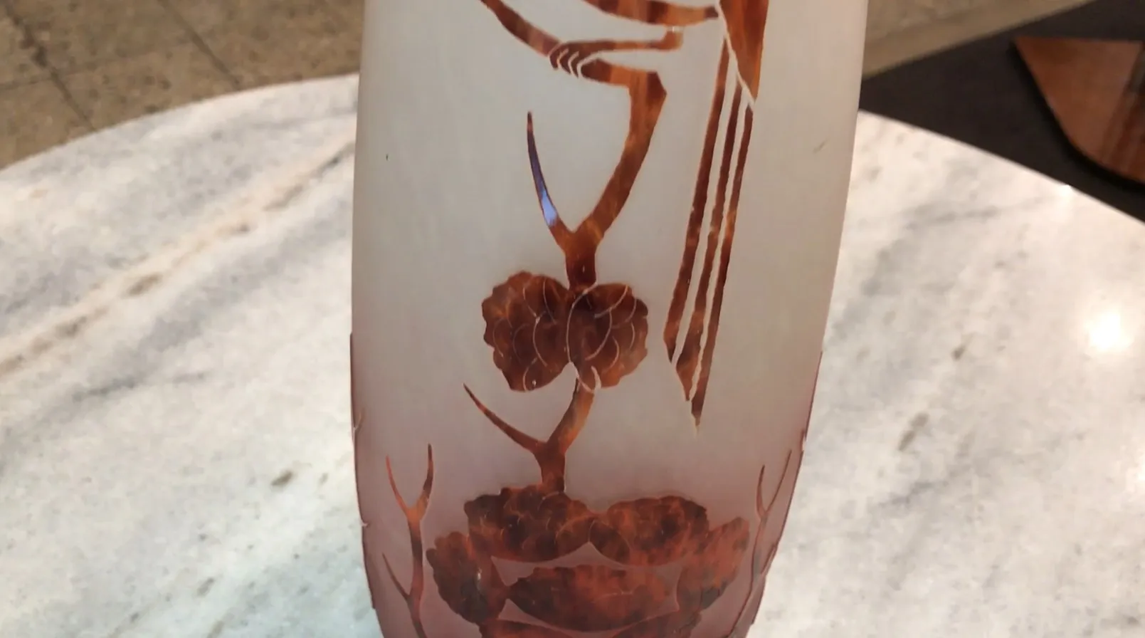 Vidrio firmado con diseño de flores en tonos marrones y fondo claro. Antigüedad en perfecto estado.