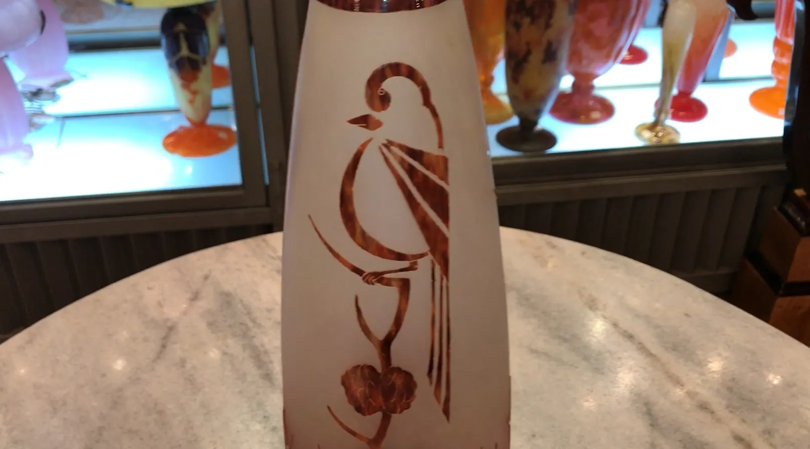 Vetro firmato con un motivo di uccello e fiore in toni chiari