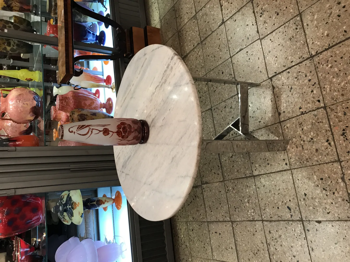 装饰花卉设计的签名玻璃花瓶le verre，展示在优雅的环境中。