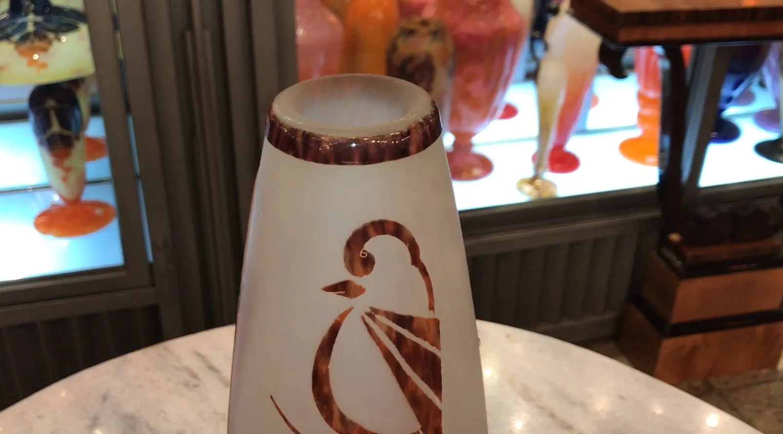 Vidro assinado Le Verre com design decorativo em fundo colorido