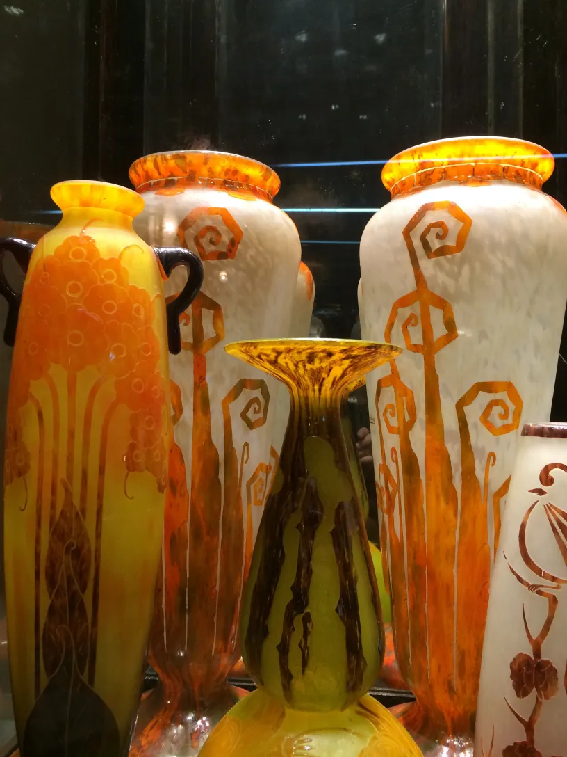 サイン入りグラス（Le Verre）がカラフルな装飾とユニークな形で展示されています。