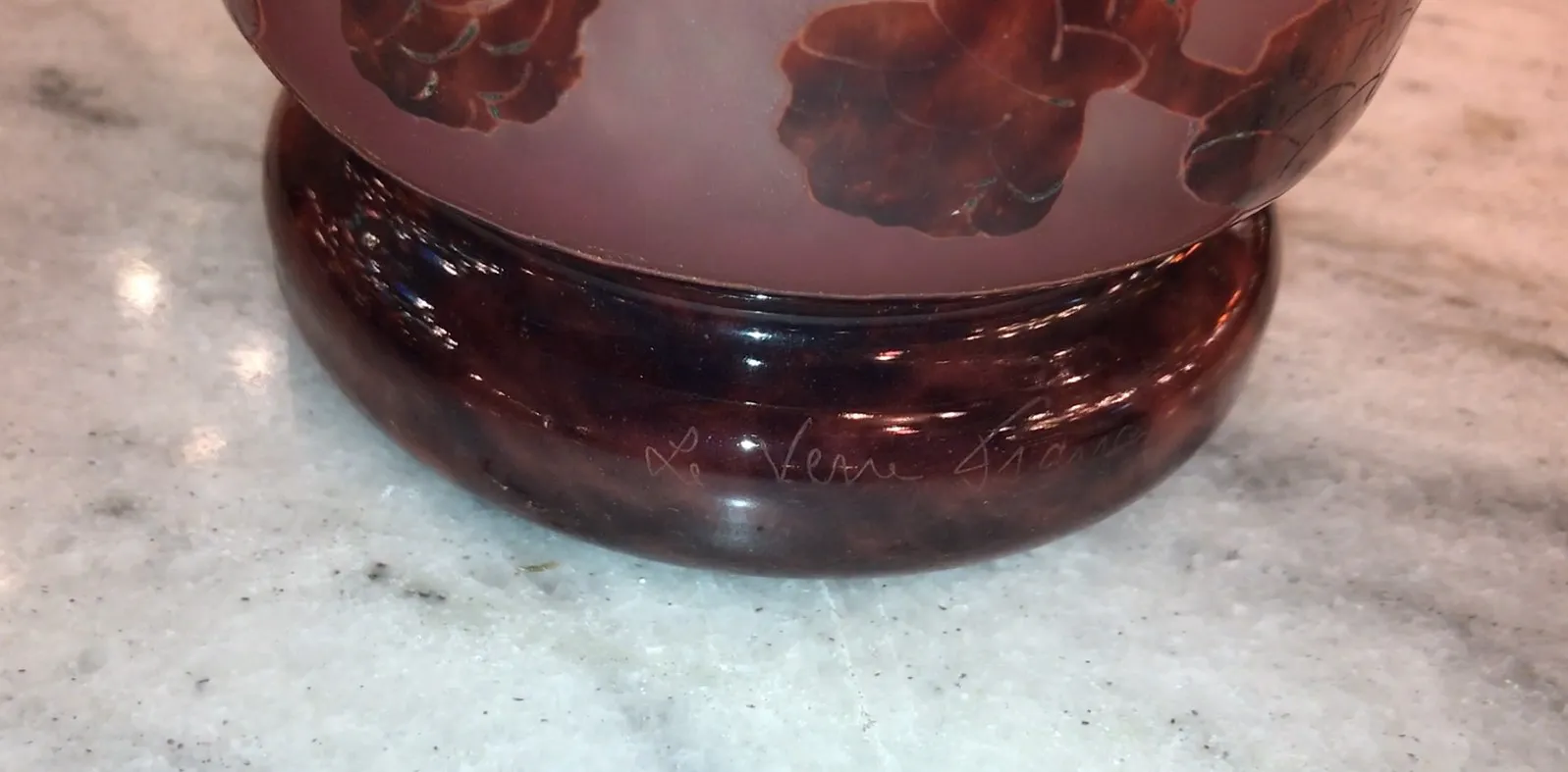 Vidrio firmado de Le Verre, antigua obra francesa con diseño floral