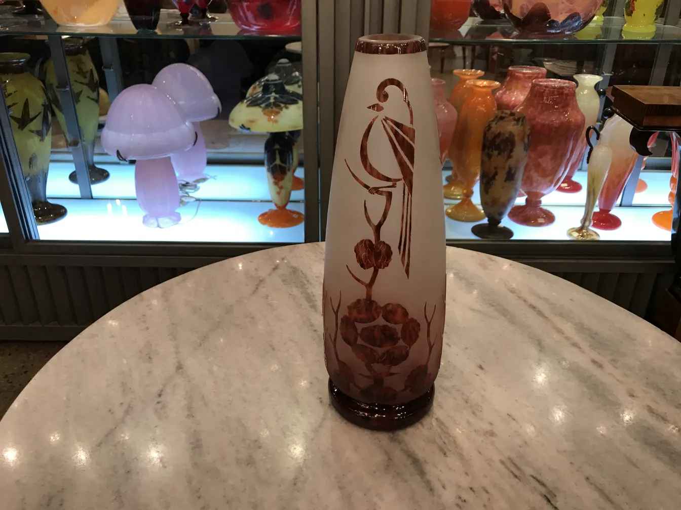 vidro assinado Le Verre com designs florais, fundo escuro